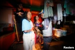 Tenaga kerja ilegal dari Indonesia yang tertangkap razia pendatang ilegal di Nilai, di luar Ibu Kota Kuala Lumpur, 1 September 2013. (Foto: Reuters/dok)