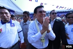 FILE-Kem Sokha greets supporters at a rally in outskirt of Phnom Penh on March 6, 2015. (Aun Chhengpor/VOA Khmer)