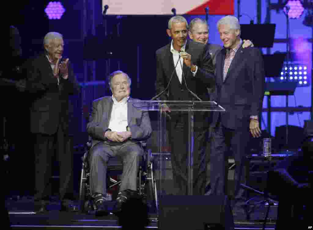 اکیس اکتوبر 2017: سابق امریکی صدور کی ٹیکساس میں ہریکن ریلیف کانسرٹ میں شرکت۔