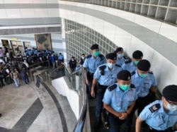 2020年8月10日香港警方搜查壹传媒大楼。（苹果日报图片）