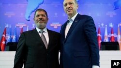 Prime Minister Recep Tayyip Erdogan meets with Egyptian Prime Minister Mohammed Morsi last September.