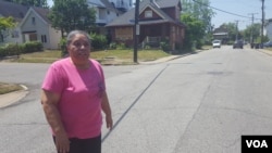 Helen Martin, a retired postal worker who lives in Mount Pleasant. (W. Gallo/VOA)