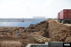 រូប​ឯកសារ៖ ​រោងចក្រ​សូឡា​ដើរ​ដោយថាមពលព្រះអាទិត្យ​កំពុង​ត្រូវ​សាងសង់ ដែល​អាច​ផ្តល់​ថាមពល​១០មេហ្គាវ៉ាត់​នៅ​ក្នុង​ក្រុង​បាវិត ខេត្ត​ស្វាយរៀង កាល​ពី​ថ្ងៃ​ទី​១៧ ខែ​មិថុនា ឆ្នាំ២០១៧។ (ស៊ុន ណារិន/VOA)