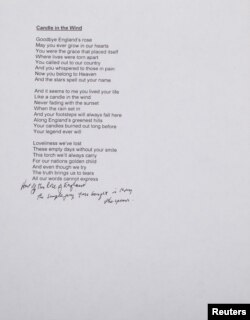 Naskah lirik lagu "Candle in The Wind" oleh Bernie Taupin yang akan dilelang dalam foto yang dirilis rumah lelang Julien Auctions, 28 September 2018.