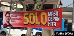 Spanduk berisi dukungan pada putra Presiden Jokowi, Gibran Rakabuming Raka, terpaaang di berbagai lokasi sebelum spanduk dicopoti Pemkot Solo, Senin (23/9). (Foto: VOA/ Yudha Satriawan)