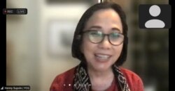 Henny Supolo dari Yayasan Cahaya Guru saat memberikan materi tentang Perempuan dan Pendidikan secara daring, Selasa (28/12) dalam tangkapan layar. (Foto: VOA/ Yudha Satriawan)