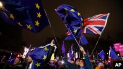 Demonstranti za ostanak u EU kao i pristalice razvoda od Unije okupili su se ispred parlamenta za vreme glasanja.