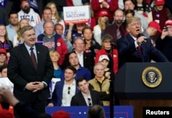 Presiden AS Donald Trump memberikan dukungan kepada kandidat anggota Kongres AS, Rick Saccone, dalam kampanye "Make America Great Again" di Moon Township, Pennsylvania, 10 Maret 2018. (Foto: dok).