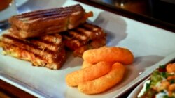 Sendvič sa sirom na grilu i grickalica Čitos u restoranu u Njujorku gde su Čitosi uključeni u svaki deo jelovnika.