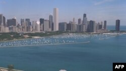 Chikagodagi Adler planetariysi Michigan ko'li bo'yida joylashgan, gumbazli bino.