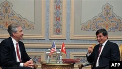 Amerika Davlat kotibi o'rinbosari Uilyam Berns, Turkiya Tashqi ishlar vaziri Ahmad Dovuto'g'li