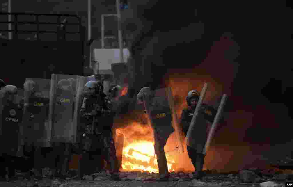 កងកម្លាំង​សន្តិសុខ​វ៉េណេស៊ុយអេឡា​ជាមួយ​អ្នកគាំទ្រ​របស់​មេដឹកនាំ​បក្ស​ប្រឆាំង​វ៉េណេស៊ុយអេឡា​លោក Juan Guaido នៅ​លើស្ពាន​អន្តរជាតិ​ Francisco de Paula Santanderក្នុង​ទីក្រុង​ Cucuta កូឡុំប៊ី កាលពី​ថ្ងៃទី​២៥ ខែកុម្ភៈ ឆ្នាំ២០១៩។