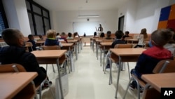 Učenici nižih razreda osnovnih škola nastavu pohađaju uživo