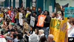 ບັນດານັກເຄື່ອນໄຫວເຂົ້າຮ່ວມການປະທ້ວງ ຢູ່ທີ່ກອງປະຊຸມສຸດຍອດດ້ານສະພາບອາກາດຂອງອົງການສະຫະປະຊາຊາດ COP29 ໃນນະຄອນຫຼວງບາກູ, ປະເທດອາເຈີບາຍຈານ. (AP Photo/Rafiq Maqbool)