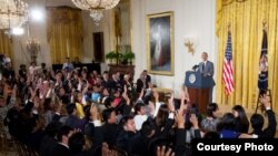 រូបឯកសារ៖ លោក​ប្រធានាធិបតីអាមេរិក បារ៉ាក់ អូបាម៉ា ជួប​ពិភាក្សា​ជាមួយ​នឹង​សមាជិក​នៃ​កម្មវិធី​អ្នកដឹកនាំ​វ័យ​ក្មេង​របស់​តំបន់​អាស៊ីអាគ្នេយ៍ ឬ Young Southeast Asian Leaders Initiative។ ប្រធាន​បទ​នៃ​កម្មវិធី​នេះ​ផ្តោត​លើ​ការ​ចូលរួម​ក្នុង​សង្គម បរិស្ថាន ការ​គ្រប់គ្រង​ធនធានធម្មជាតិ និង​ភាព​ជា​សហគ្រិននៅ​សេតវិមាន កាល​ពី​ថ្ងៃ​ទី១ ខែ​មិថុនា ឆ្នាំ២០១៥។ (រូបថតផ្លូវការ​របស់​សេតវិមាន​ដោយ Chuck Kennedy)