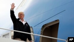 Presiden Trump bertolak ke California dari Pangkalan Angkatan Udara Andrews, Maryland, 17 November 2018. 