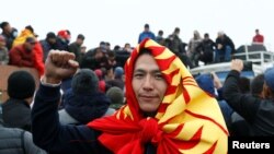 Bishkekdagi namoyishchilardan biri, 6-oktabr, 2020