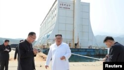 김정은 북한 국무위원장이 금강산관광지구를 시찰하고 금강산에 설치된 남측 시설 철거를 지시했다고 북한 관영 '조선중앙통신'이 보도했다.