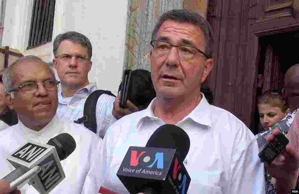 Defense Secretary Ash Carter speaks to reporters in India, April 10, 2016. (Photo: C. Babb/VOA)