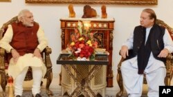 PM India Narendra Modi (kiri) diterima oleh PM Pakistan Nawaz Sharif di Islamabad, hari Jumat (25/12). 