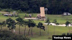 미군이 한국 성주에 배치한 고고도미사일방어체계(THAAD· 사드)를 취재진이 살펴보고 있다. (자료사진)