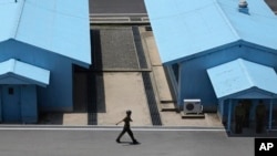 Seorang tentara Korea Utara berjalan di desa gencatan senjata di Demilitarized Zone (DMZ) yang memisahkan dua Korea di Panmunjom, Korea Utara, 20 Juni 2018. (Foto: dok).