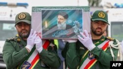 تابوت حامل پیکر ابراهیم رییسی، رییس جمهور پیشین ایران، که روز یک شنبه در سانحۀ هوایی درگذشت.