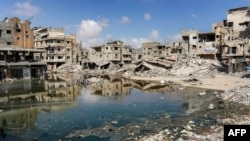 Kanalizaciona voda iz urušenih podzemnih cevi pokriva područje uništenih zgrada u Kan Junisu u južnom Pojasu Gaze 8. jula 2024. godine usred tekućeg sukoba na palestinskoj teritoriji između Izraela i Hamasa.