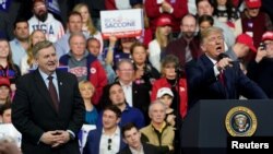 Presiden AS Donald Trump memberikan dukungan kepada kandidat anggota Kongres AS, Rick Saccone, dalam kampanye "Make America Great Again" di Moon Township, Pennsylvania, 10 Maret 2018. (Foto: dok). 