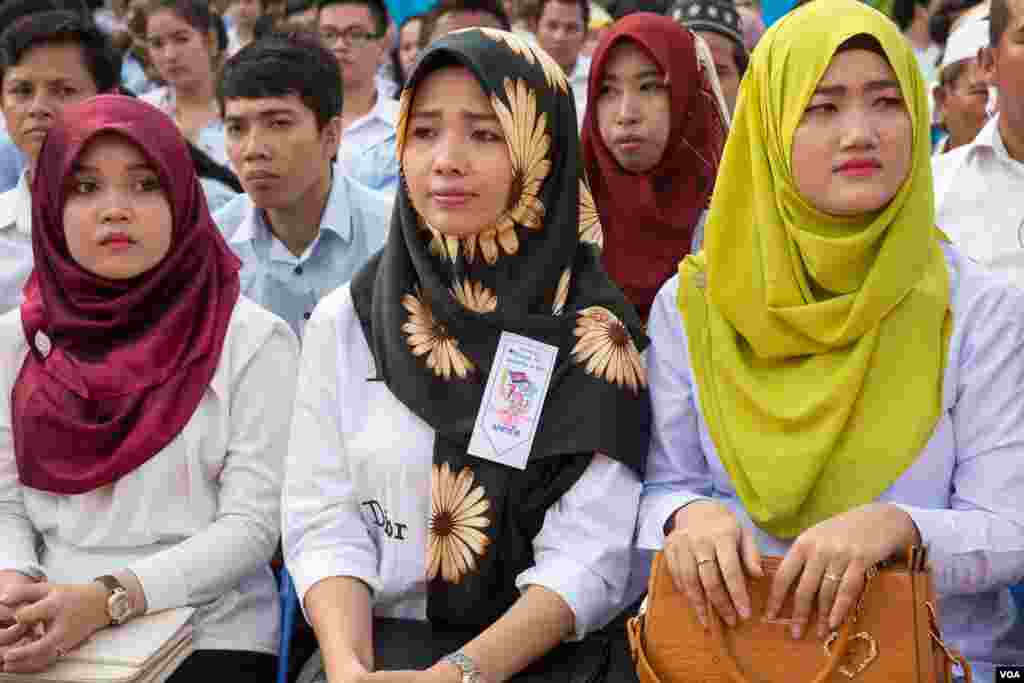 សមាជិក​គណបក្ស​ប្រជាជន​កម្ពុជា​ ចូលរួម​​ក្នុង​ពិធី​រំឭក​ខួប​ថ្ងៃ​៧​ មករា​ លើក​ទី​៣៨​ នៅឯ​​ទីស្នាក់ការ​គណបក្ស​ប្រជាជន​កម្ពុជា ក្នុង​រាជធានីភ្នំពេញ​ កាល​ពី​ថ្ងៃ​ទី​៧​ ខែ​មករា​ ឆ្នាំ​២០១៧។​ (ហ៊ាន សុជាតា/ VOA)