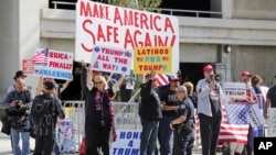 Para pendukung Inpres Donald Trump berunjuk rasa di terminal internasional Tom Bradley di bandara internasional Los Angeles, 4 Februari 2017. (AP Photo/Reed Saxon)