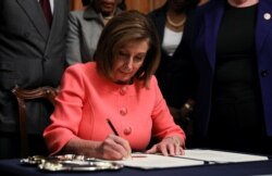 លោកស្រី​ Nancy Pelosi ប្រធាន​រដ្ឋសភា​សហរដ្ឋ​អាមេរិក​ចុះ​ហត្ថលេខា​លើ​បទ​ចោទ​ពីរ​ករណី​ដើម្បី​ចោទ​ដក​តំណែង​លោក​ប្រធានាធិបតី Donald Trump មុន​នឹង​បញ្ជូន​បទ​ចោទ​ទាំង​ពីរ​ករណី​នេះ​ទៅ​ព្រឹទ្ធសភា​កាល​ពី​ថ្ងៃ​ទី​១៥ ខែ​មករា ឆ្នាំ ២០២០។