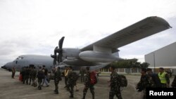 11月11日，菲律宾军人准备出发前往沿海受灾地区。