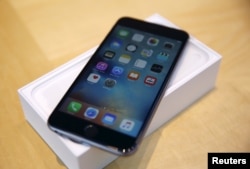 An iPhone 6S Plus is seen at the Apple retail store in Palo Alto, California September 25, 2015. (REUTERS/Robert Galbraith)