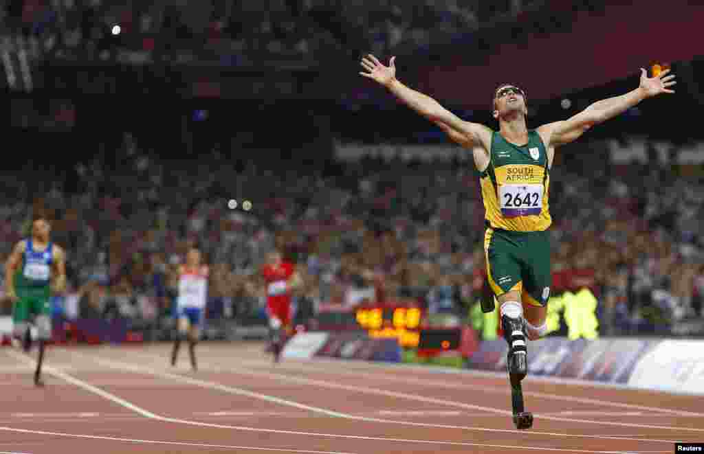 Oscar Pistorius celebrates winning the men's 400 meter final during the London 2012 Paralympic Games, September 8, 2012. 