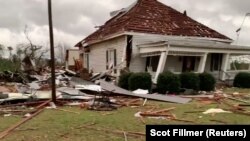 Sebuah rumah yang rusak dan puing-puing berserakan akibat hantaman tornado di Beauregard, Alabama, 3 Maret 2019. 
