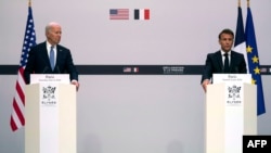 جو بایدن رئیس‌ جمهوری ایالات متحده، امانوئل ماکرون رئیس‌ جمهوری فرانسه در کاخ الیزه، پاریس - ۸ ژوئن ۲۰۲۴ 