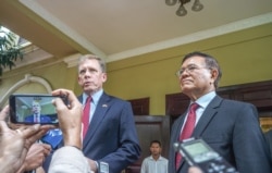 ឯកអគ្គរដ្ឋទូត​ស.រ.អា​ប្រចាំ​នៅ​កម្ពុជា​លោក Patrick Murphyនិង​លោក កឹម សុខា ប្រធាន​គណបក្ស​សង្រ្គោះជាតិ ដែល​ត្រូវ​បាន​រំលាយ ថ្លែង​សារ​ទៅ​កាន់​អ្នកសារព័ត៌មាន ក្រោយពី​ជំនួប​ដំបូង​របស់​ពួកអស់លោក នៅ​គេហដ្ឋាន​របស់​លោក កឹម សុខា ក្នុង​រាជធានី​ភ្នំពេញ នៅថ្ងៃទី ១១ ខែវិច្ឆិកា ឆ្នាំ២០១៩។ (ខាន់ សុគុំមនោ/VOA)