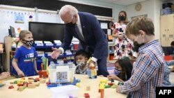 AQSh Prezidenti Jo Bayden Nyu-Jersidagi jamoat maktabiga tashrif buyurdi. 25-oktabr, 2021. 