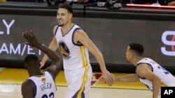  Klay Thompson (c) célébrant avec Draymond Green (23) et Stephen Curry, Oakland, Californie, le 2 juin 2016. 