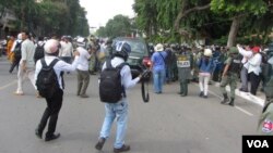 រូប​ថត​ឯកសារ៖ ក្រុម​សមត្ថកិច្ច​បង្ក្រាប​នៅ​ទី​លាន​ប្រជាធិបតេយ្យ​កាល​ពី ថ្ងៃ​ទី​១៥ ខែ​កក្កដា ឆ្នាំ​២០១៤។ (VOA)