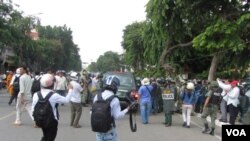 ប៉ូលិស​បង្ក្រាប ក្រុម​បាតុករ​នៅ​ទីលាន​ប្រជាធិបតេយ្យ​នៅ​ថ្ងៃអង្គារ​ ទី១៥ ខែកក្កដា ឆ្នាំ២០១៤។ 