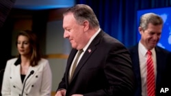 지난 10일 기자회견에서 마이크 폼페오 미 국무장관은 중국, 이란, 북한의 종교 탄압을 지적하고 비난했다. 샘 브라운 백 국제종교자유 대사와 모건 오테이거스 국무부 대변인이 함께했다.