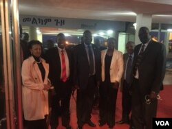 Le chef rebelle Riek Machar et ses conseillers sont arrivés à Addis Abeba, en Ethiopie, le 20 juin 2018. (VOA/Bureau de Riek Machar)