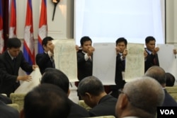 ផែន​ទី​ដែល​ទទួល​បាន​ពី​អង្គការ​សហប្រជាជាតិ​ (អ.ស.ប) ត្រូវ​បាន​បង្ហាញ​នៅ​ក្នុង​ពិធី​ប្រគល់​ ទទួល​ និង​ផ្ទៀង​ផ្ទាត់ នៅ​វិមាន​សន្តិភាព​ កាល​ពី​ថ្ងៃ​ទី​២០​ ខែ​សីហា​ ឆ្នាំ​២០១៥។ (ហ៊ាន​ សុជាតា/VOA)