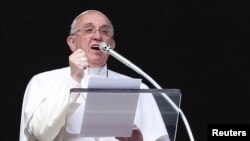 Le pape François lors d'une prière d'Angelus au square de la Basilique St Pierre, Vatican, le 1er février 2015.