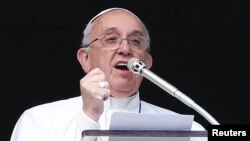 Le pape François recite un discours son Angelus du dimanche au square de la basilique St Pierre, au VAtican, le 1er février 2015. 
