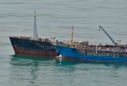 지난 2018년 5월 북한 선적 유조선 삼정2호(왼쪽)가 명류1호와 동중국해에서 불법 유류 환적을 하는 것으로 의심되는 장면을 포착했다며 일본 방위성이 공개한 사진.