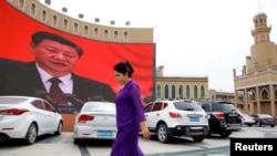 资料照片：新疆喀什的主要广场显示中共领导人习近平的巨大屏幕。(2018年9月6日)