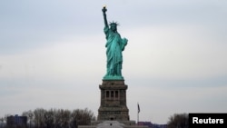 Статуата на слободата сликана од ферибот Стејтен Ајленд